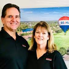 Picture of Russell and Patrica Bly in the RE/MAX Land O'Lakes Office